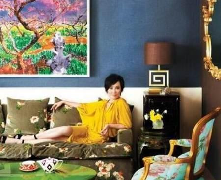 Minh tinh Lưu Gia Linh lại mang tới cho khán giả một cảm giác đặc biệt độc đoán, ngột thở với sự xa hoa, lộng lẫy trong phong cách thiết kế ngôi nhà của mình. Ngôi nhà của người đẹp được ví von như một vườn hoa với đủ các gam màu sặc sỡ.