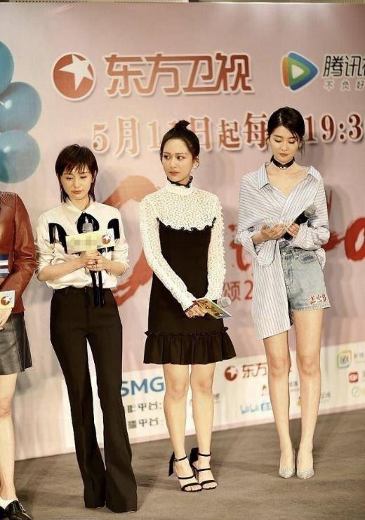 Có thể thấy trong khung hình đứng cạnh Dương Tử và Vương Tử Văn, lợi thế chiều cao của người đẹp Kiều Hân thật nổi bật. Có thể thấy trong khung hình đứng cạnh Dương Tử và Vương Tử Văn, lợi thế chiều cao của người đẹp Kiều Hân thật nổi bật.