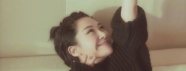 Hứa Tình không bao giờ phụ thuộc vào đàn ông, điều duy nhất để dựa vào trong cuộc sống là chính bản thân cô. Trong suốt hành trình của cuộc đời, sẽ có người rời đi, không ai có thể đồng hành tới cuối cùng, ngoài trừ chính bản thân mình. Hứa Tình hiểu rõ điều này, bởi vậy người đẹp luôn trân trọng cuộc sống của mình, sống độc lập, tự tìm kiếm niềm vui và sự viên mãn. Hứa Tình không bao giờ phụ thuộc vào đàn ông, điều duy nhất để dựa vào trong cuộc sống là chính bản thân cô. Trong suốt hành trình của cuộc đời, sẽ có người rời đi, không ai có thể đồng hành tới cuối cùng, ngoài trừ chính bản thân mình. Hứa Tình hiểu rõ điều này, bởi vậy người đẹp luôn trân trọng cuộc sống của mình, sống độc lập, tự tìm kiếm niềm vui và sự viên mãn.