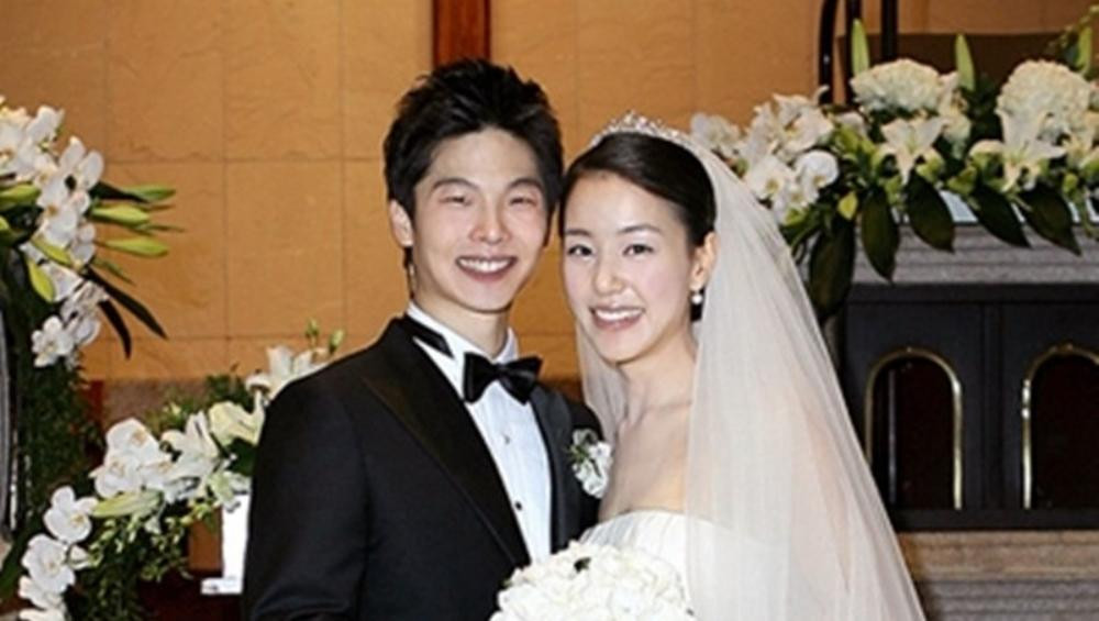 Jung Yu Jin được tuyển chọn vào Jewelry thông qua buổi casting đường phố khi học năm thứ 2 trung học. Yu Jin đã được chọn nhờ vẻ ngoài tươi tắn và nụ cười tít mắt, nhưng cô đã rút khỏi nhóm sau album đầu tiên trong sự nghiệp của mình.