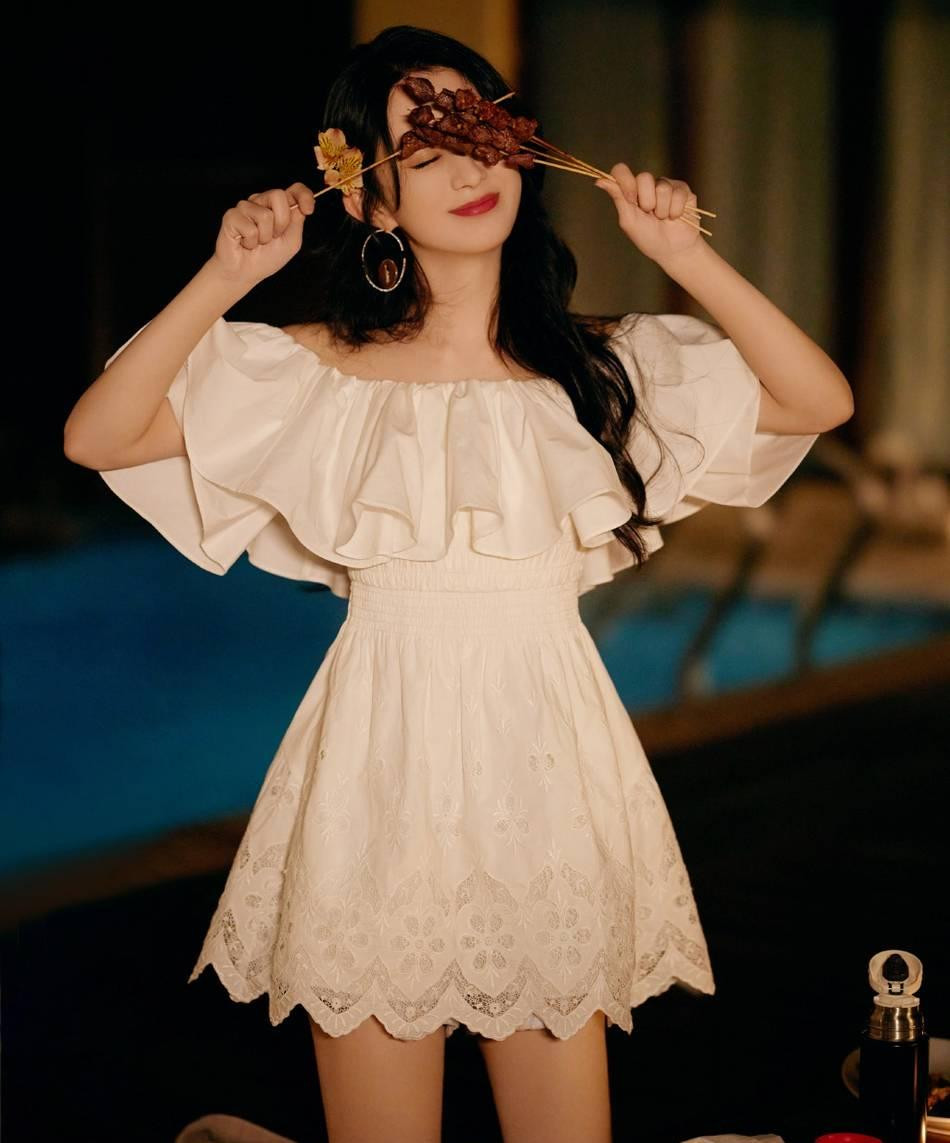 Mới hôm qua, Triệu Lệ Dĩnh còn mượn lời một bài hát để nói lên cảm xúc của mình sau khi ly hôn, vậy mà hôm nay cô đã quay trở về với vẻ tinh nghịch vốn có của mình, chứng tỏ Triệu Lệ Dĩnh đã tìm được niềm hạnh phúc mới. Mới hôm qua, Triệu Lệ Dĩnh còn mượn lời một bài hát để nói lên cảm xúc của mình sau khi ly hôn, vậy mà hôm nay cô đã quay trở về với vẻ tinh nghịch vốn có của mình, chứng tỏ Triệu Lệ Dĩnh đã tìm được niềm hạnh phúc mới.