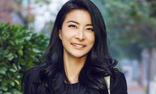 Nhân vật thứ tư sở hữu Tứ hợp viện ở Bắc Kinh là một cái tên khá xa lạ với fan truyền hình. Đó là vận động viên nhảy cầu Hồng Kông Quách Tinh Tinh từng 4 lần đoạt huy chương vàng Olympic. Tuy nhiên, căn tứ hợp viện này không phải là sở hữu tự có của Quách Tinh Tinh, mà chính là món quà đính hôn của ông xã Hoắc Khải Cương - phó chủ tịch Ủy ban Olympic và Liên đoàn Thể thao Hồng Kông. Nhân vật thứ tư sở hữu Tứ hợp viện ở Bắc Kinh là một cái tên khá xa lạ với fan truyền hình. Đó là vận động viên nhảy cầu Hồng Kông Quách Tinh Tinh từng 4 lần đoạt huy chương vàng Olympic. Tuy nhiên, căn tứ hợp viện này không phải là sở hữu tự có của Quách Tinh Tinh, mà chính là món quà đính hôn của ông xã Hoắc Khải Cương - phó chủ tịch Ủy ban Olympic và Liên đoàn Thể thao Hồng Kông.