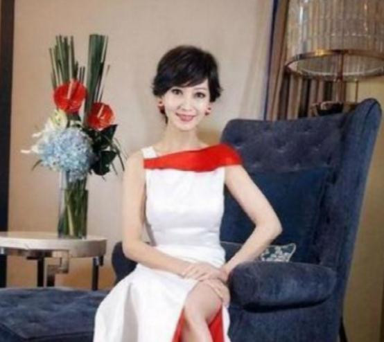 Ngay như chiếc ghế sofa đơn bọc nhung xanh cũng đã nói lên phong cách yêu thích của minh tinh họ Triệu – sang trọng và quý phái.