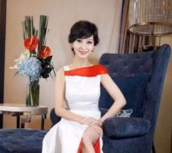 Ngay như chiếc ghế sofa đơn bọc nhung xanh cũng đã nói lên phong cách yêu thích của minh tinh họ Triệu – sang trọng và quý phái. Ngay như chiếc ghế sofa đơn bọc nhung xanh cũng đã nói lên phong cách yêu thích của minh tinh họ Triệu – sang trọng và quý phái.