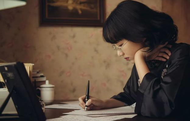 Buông tay một cách lạnh lùng, mỉm cười và nói "Quên nó đi" cho một điều gì đó mà mình đã cam chịu là sẽ không có kết quả.