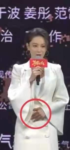 Trương Hinh Dư với một tay sờ trên bụng làm dấy lên tin đồn mang thai lẫn nữa Trương Hinh Dư với một tay sờ trên bụng làm dấy lên tin đồn mang thai lẫn nữa