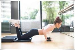 Hà Siêu Liên rất thích luyện tập và có hẳn một phòng thể dục đặc biệt trong dinh thự. Căn phòng ốp gương với không gian thông thoáng, rộng rãi, sang trọng.