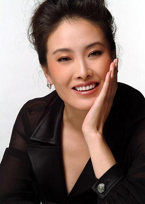 Dù mối tình đầu không mang lại nhiều kỉ niệm đẹp cho Giả Ni, nhưng cuộc sống hiện tại của nữ diễn viên lại trở thành niềm ghen tị của rất nhiều người.Giờ đây Giả Ni đã có một người chồng hết mực yêu thương mình và có một cuộc sống hạnh phúc, có thể nói cô ấy là người chiến thắng trong cuộc sống! Dù mối tình đầu không mang lại nhiều kỉ niệm đẹp cho Giả Ni, nhưng cuộc sống hiện tại của nữ diễn viên lại trở thành niềm ghen tị của rất nhiều người.Giờ đây Giả Ni đã có một người chồng hết mực yêu thương mình và có một cuộc sống hạnh phúc, có thể nói cô ấy là người chiến thắng trong cuộc sống!