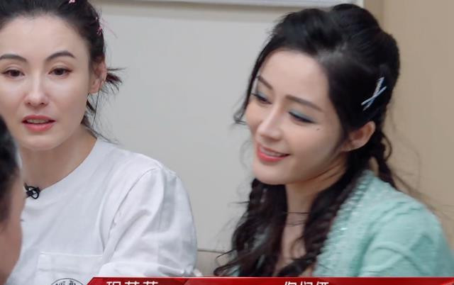 Khán giả vẫn thường nói Trương Bá Chi xinh đẹp, không ai dám so sánh với cô ấy. Nhưng khi nữ thần này và nữ diễn viên trẻ Thang Tinh Mị cùng xuất hiện trong một khung hình, khán giả cuối cùng cũng thấy được ưu thế của chiếc mũi giọt nước. Khán giả vẫn thường nói Trương Bá Chi xinh đẹp, không ai dám so sánh với cô ấy. Nhưng khi nữ thần này và nữ diễn viên trẻ Thang Tinh Mị cùng xuất hiện trong một khung hình, khán giả cuối cùng cũng thấy được ưu thế của chiếc mũi giọt nước.