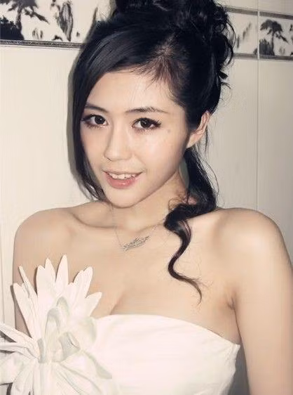 Mặc dù, phẫu thuật thẩm mỹ giờ đã là chuyện hết sức bình thường, nhưng khán giả vẫn mong rằng thần tượng của họ không nên quá lạm dụng công nghệ. Đừng vì mong muốn trẻ đẹp hay chạy theo sở thích nhất thời mà gọt mặt quá đà.