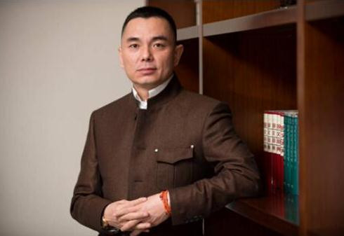 Lý Hậu Lâm thành lập thương hiệu kim cương của riêng mình vào năm 26 tuổi. Anh không chỉ có showroom riêng ở Bắc Kinh mà còn có vô số tài sản đứng tên mình. Lý Hậu Lâm thành lập thương hiệu kim cương của riêng mình vào năm 26 tuổi. Anh không chỉ có showroom riêng ở Bắc Kinh mà còn có vô số tài sản đứng tên mình.