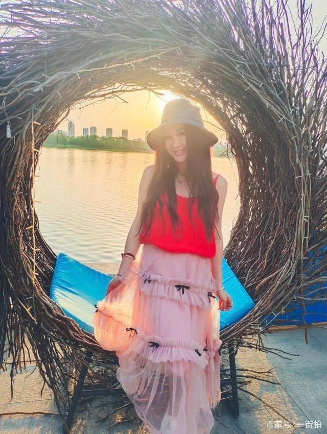 Trong cuộc sống thường ngày, Ôn Bích Hà cũng là một người phụ nữ không hay trang điểm. Hầu hết váy áo cô ấy mặc đều là những thứ yêu thích nhất của người đẹp, không hề lộng lẫy mà vẫn toát lên khí chất của một nữ thần. Trong cuộc sống thường ngày, Ôn Bích Hà cũng là một người phụ nữ không hay trang điểm. Hầu hết váy áo cô ấy mặc đều là những thứ yêu thích nhất của người đẹp, không hề lộng lẫy mà vẫn toát lên khí chất của một nữ thần.