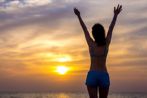 Bạn phải tận hưởng hiện tại thay vì đánh mất bản thân trong quá khứ hay đánh cược may rủi vào tương lai.