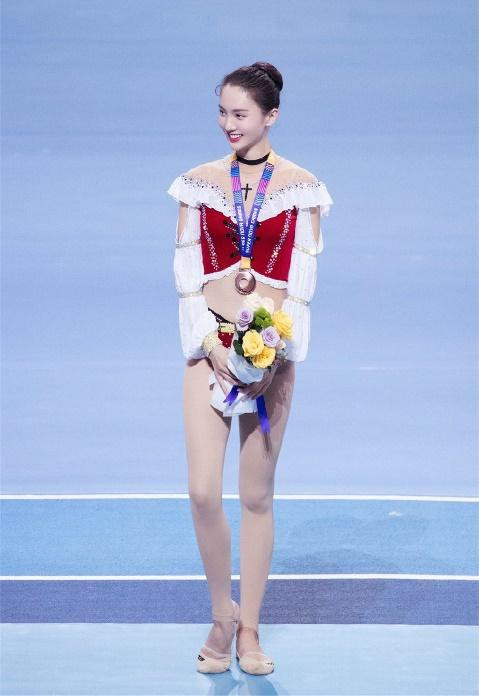 Trong trang phục biểu diễn thể dục nghệ thuật cùng đôi giày vải bale, nữ diễn viên đã có màn 'chặt chém', với đôi chân dài miên man không chê vào đâu được. Một dáng người uyển chuyển, đôi chân hoàn mỹ không quá gầy mà vẫn nuột nà thon thả, Kim Thần được cho là người đẹp có chiều cao khủng mà xinh đẹp gợi cảm nhất. Trong trang phục biểu diễn thể dục nghệ thuật cùng đôi giày vải bale, nữ diễn viên đã có màn 'chặt chém', với đôi chân dài miên man không chê vào đâu được. Một dáng người uyển chuyển, đôi chân hoàn mỹ không quá gầy mà vẫn nuột nà thon thả, Kim Thần được cho là người đẹp có chiều cao khủng mà xinh đẹp gợi cảm nhất.