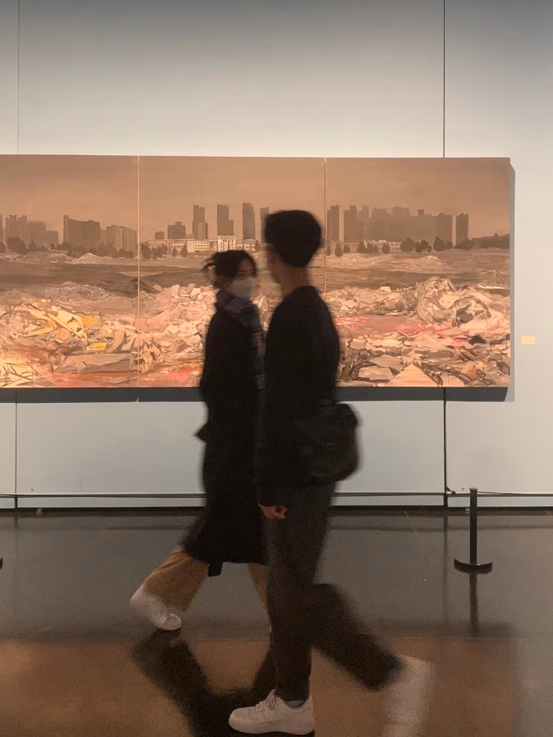 Hầu hết thời gian chúng ta không thể chờ đợi ai đó đến và giải cứu chúng ta. Và những vòng kết bạn với cảm xúc thật đó sẽ bị chính bạn lặng lẽ xóa đi vào lúc bình minh như chưa từng có gì xảy ra.
