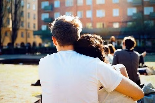 Giống như hai trái tim gắn kết cùng nhịp đập, nắm tay là một cách thể hiện sự nâng đỡ nhau, dù có đau khổ, khó khăn đến nhường nào cũng không bao giờ rời xa. Giống như hai trái tim gắn kết cùng nhịp đập, nắm tay là một cách thể hiện sự nâng đỡ nhau, dù có đau khổ, khó khăn đến nhường nào cũng không bao giờ rời xa.