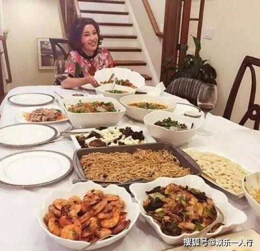 Trong lần sinh nhật thứ 60, Lưu Hiểu Khánh từng khoe ảnh chính tay vào bếp nấu ăn để đãi tiệc bạn bè. Trong bức ảnh, nữ thần khoe trọn một bàn ăn trải khăn trắng đơn giản nhưng đập vào mắt fan là hơn chục món ăn được người đẹp chuẩn bị cho bữa tiệc. Bên bàn ăn là những chiếc ghế nâu đơn giản nhưng vô cùng trang nhã, cầu thang phía sau cũng làm bằng chất liệu gỗ tạo cảm giác gần gũi với thiên nhiên hơn.