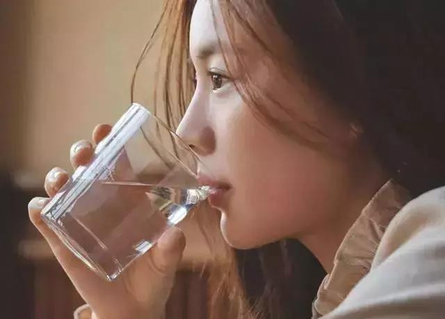 Mũi cũng phù hợp với chiều cao mà người Á Đông cần phải có, chân, cánh mũi và sống mũi đều hoàn hảo, khuôn mặt góc nghiêng nhìn tỷ lệ cũng cân đối đến từng mm.