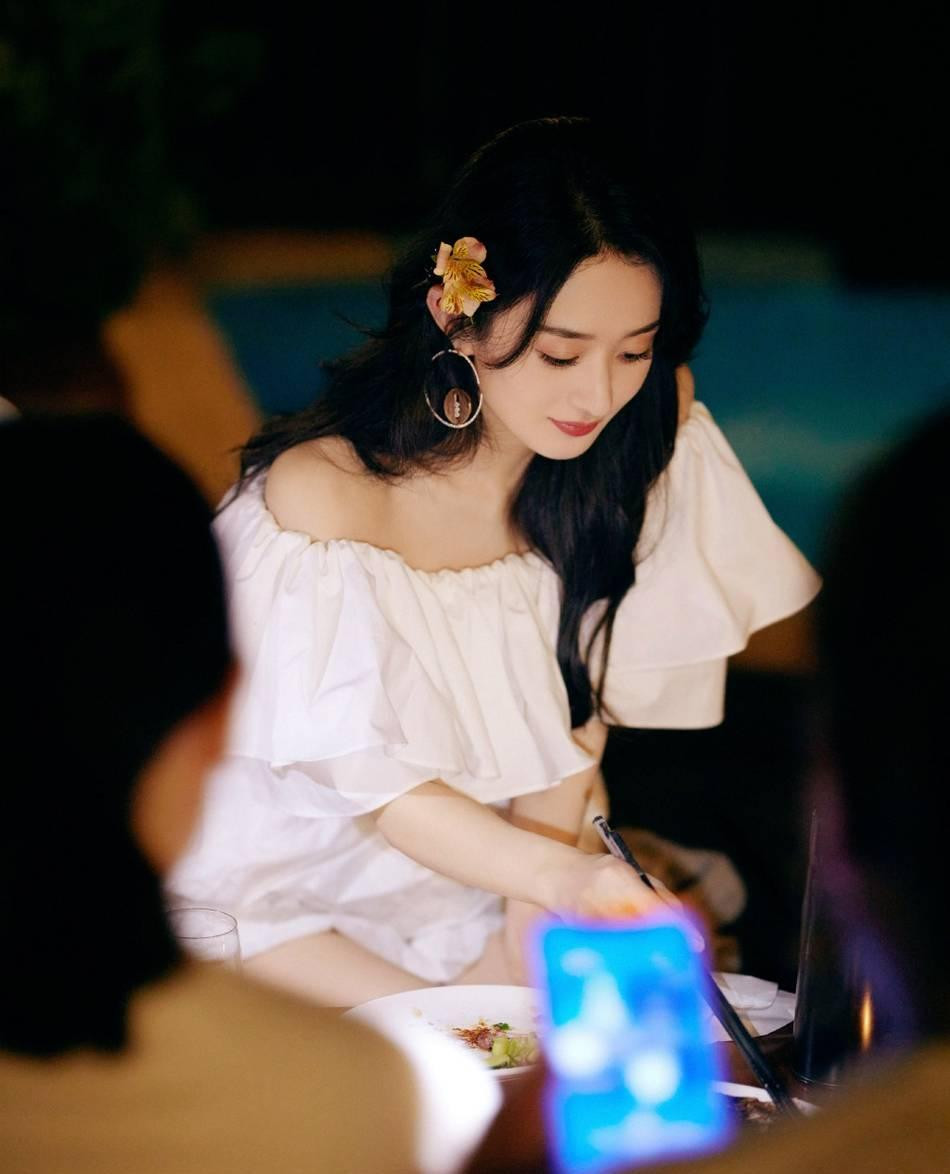 Triệu Lệ Dĩnh mặc một chiếc váy ngắn lệch vai màu trắng với mái tóc dài uốn xoăn nhẹ, tươi tắn và xinh đẹp. Triệu Lệ Dĩnh mặc một chiếc váy ngắn lệch vai màu trắng với mái tóc dài uốn xoăn nhẹ, tươi tắn và xinh đẹp.