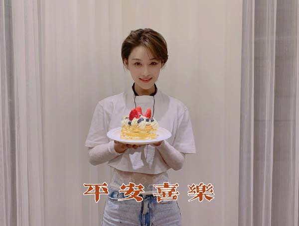 Trương Hinh Dư sẽ xuất hiện trong bộ phim “Hào Thủ Tựu Vị” ra mắt vào 13/4 với mái tóc ngắn toát lên vẻ đẹp phi giới tính và diễn cặp cùng Lý Dịch Phong. Trương Hinh Dư sẽ xuất hiện trong bộ phim “Hào Thủ Tựu Vị” ra mắt vào 13/4 với mái tóc ngắn toát lên vẻ đẹp phi giới tính và diễn cặp cùng Lý Dịch Phong.