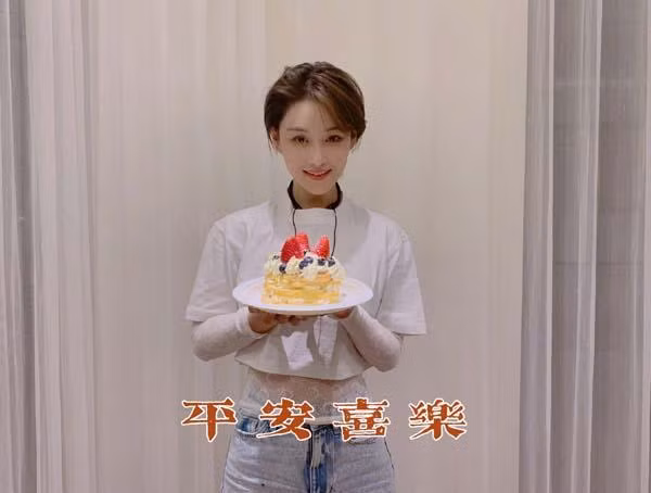 Trương Hinh Dư sẽ xuất hiện trong bộ phim “Hào Thủ Tựu Vị” ra mắt vào 13/4 với mái tóc ngắn toát lên vẻ đẹp phi giới tính và diễn cặp cùng Lý Dịch Phong.