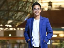 Vị phú tam đại này còn được nhiều người đánh giá là thiếu gia triển vọng nhất trong tương lai, là đối thủ cạnh tranh với ngôi vị người giàu nhất Hồng Kông trong tương lai.