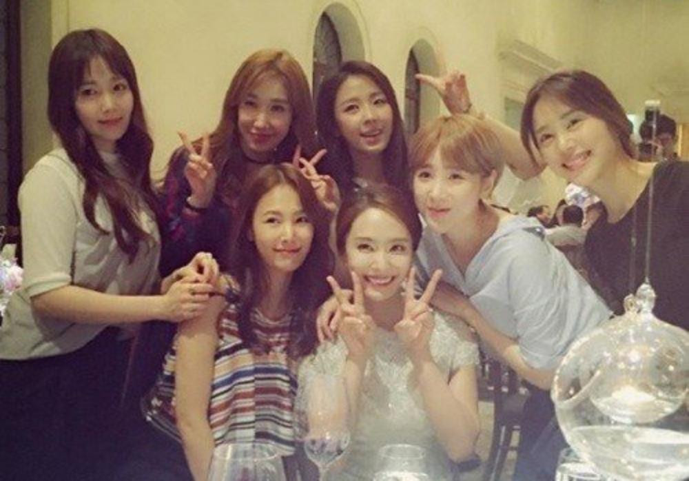 Các thành viên trang sức tụ tập trong đám cưới của Park Jung-Ah