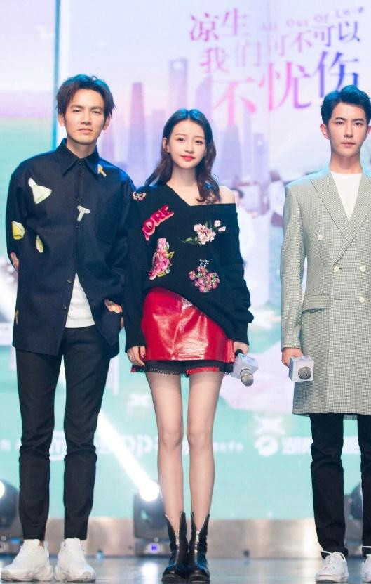 Trong khung hình đứng chung sân khấu với Chung Hán Lương và Vu Mông Lung, mặc dù không đi giày cao gót nhưng Tôn Di không hề lép vế với hai bạn diễn của mình, trái lại còn gây chú ý nhất với đôi chân thon thả nuột nà. Trong khung hình đứng chung sân khấu với Chung Hán Lương và Vu Mông Lung, mặc dù không đi giày cao gót nhưng Tôn Di không hề lép vế với hai bạn diễn của mình, trái lại còn gây chú ý nhất với đôi chân thon thả nuột nà.