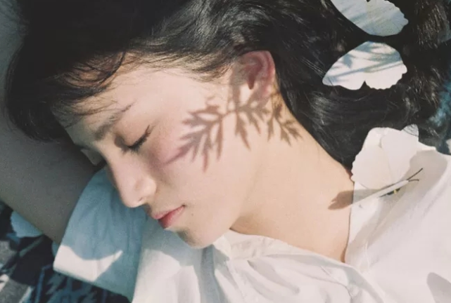 Nhiều người trong chúng ta, mặc dù đang đau khổ tột cùng, vẫn sẽ chọn cách nghiến răng và giữ chặt nó trong lòng.