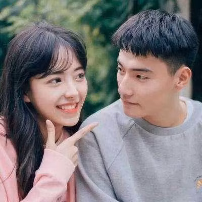 Tình yêu không cần lý do. Khi tình yêu đến, trái tim bạn sẽ bị chạm thấu vào một khoảnh khắc nào đó. Và thường không phải trí tuệ và lý trí mới có thể mở ra cánh cửa tình yêu, đôi khi đó có thể là một hành động cực kỳ liều lĩnh hoặc cực kỳ ngu ngốc.