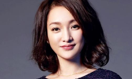 Châu Tấn, sau khi tham gia buổi họp báo công chiếu bộ phim “Vân đồ” đã bị bắt gặp lái xe vào một tứ hợp viện trong một con ngõ ở Bắc Kinh. Được biết, tứ hợp viện này nằm trong khu vực dân cư tứ hợp viện được bảo hộ nghiêm ngặt. Theo một nguồn thông tin, tứ hợp viện của Châu Tấn có 13 phòng. Theo các nhà phân tích, căn tứ hợp viện này của Châu Tấn Giá có giá ít nhất phải từ 45-90 triệu NDT (khoảng 160 tỷ- 320 tỷ đồng) Châu Tấn, sau khi tham gia buổi họp báo công chiếu bộ phim “Vân đồ” đã bị bắt gặp lái xe vào một tứ hợp viện trong một con ngõ ở Bắc Kinh. Được biết, tứ hợp viện này nằm trong khu vực dân cư tứ hợp viện được bảo hộ nghiêm ngặt. Theo một nguồn thông tin, tứ hợp viện của Châu Tấn có 13 phòng. Theo các nhà phân tích, căn tứ hợp viện này của Châu Tấn Giá có giá ít nhất phải từ 45-90 triệu NDT (khoảng 160 tỷ- 320 tỷ đồng)