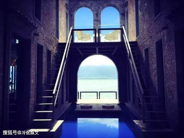 Căn biệt thự của Dương Lệ Bình giống như trong chốn đào nguyên, vô cùng đẹp, nếu không bị phá bỏ thì thật tuyệt. Nếu Dương Lệ Bình nghĩ nhiều hơn về hệ thống nước thải vào thời điểm đó, đây sẽ là một điều may mắn cho hồ Nhĩ Hải và cả những khách du lịch. Căn biệt thự của Dương Lệ Bình giống như trong chốn đào nguyên, vô cùng đẹp, nếu không bị phá bỏ thì thật tuyệt. Nếu Dương Lệ Bình nghĩ nhiều hơn về hệ thống nước thải vào thời điểm đó, đây sẽ là một điều may mắn cho hồ Nhĩ Hải và cả những khách du lịch.