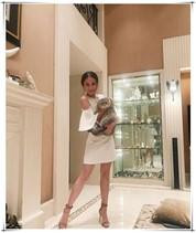 Không gian phòng khách trong nhà có thể nhìn thấy từ trong ảnh rất lớn giống như đại sảnh của một khách sạn, tủ trưng bày bằng kính với dải đèn và đồ trang trí tinh tế đặc biệt dễ thấy.