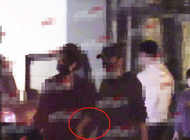 Sau khi bước ra khỏi nhà hàng, Vương Phi và Tạ Đình Phong tay trong tay bước ra xe và vẫy tay chào tạm biệt bạn bè. Sau khi bước ra khỏi nhà hàng, Vương Phi và Tạ Đình Phong tay trong tay bước ra xe và vẫy tay chào tạm biệt bạn bè.