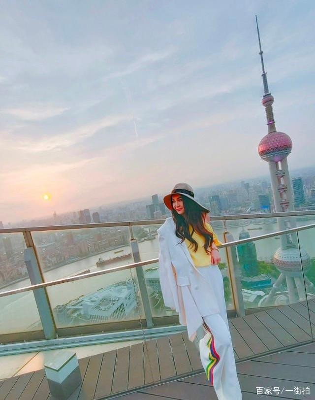 Sự trẻ trung của Ôn Bích Hà không chỉ thể hiện ở hình thể, nhan sắc mà còn thể hiện ở tâm thái. Có thể là do người đẹp được gả vào hào môn, được người chồng luôn yêu thương hết mực nên Ôn Bích Hà khá hài lòng với cuộc sống sau hôn nhân. Một cuộc sống gia đình hạnh phúc như vậy luôn khiến Ôn Bích Hà cảm thấy thoải mái, tinh thần luôn tươi trẻ. Sự trẻ trung của Ôn Bích Hà không chỉ thể hiện ở hình thể, nhan sắc mà còn thể hiện ở tâm thái. Có thể là do người đẹp được gả vào hào môn, được người chồng luôn yêu thương hết mực nên Ôn Bích Hà khá hài lòng với cuộc sống sau hôn nhân. Một cuộc sống gia đình hạnh phúc như vậy luôn khiến Ôn Bích Hà cảm thấy thoải mái, tinh thần luôn tươi trẻ.