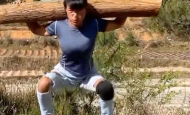 Trong mỗi lần squat, cô ấy phải đá chân lên điểm cao nhất mà vẫn giữ được khúc gỗ nặng thăng bằng trên vai. Trong mỗi lần squat, cô ấy phải đá chân lên điểm cao nhất mà vẫn giữ được khúc gỗ nặng thăng bằng trên vai.