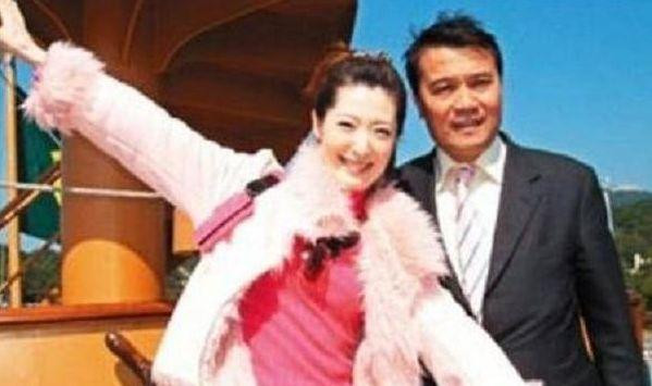 Sau đó, Dương Tư Mẫn chọn cách rời bỏ hoàn toàn showbiz và trở về với cuộc sống của một người bình thường. Người đẹp cũng đã tìm được tình yêu cho riêng mình, cả hai vợ chồng đang sống cuộc sống bình lặng ở Đông Quan, mở một quán mỳ kéo và công việc kinh doanh đang phát đạt. Sau đó, Dương Tư Mẫn chọn cách rời bỏ hoàn toàn showbiz và trở về với cuộc sống của một người bình thường. Người đẹp cũng đã tìm được tình yêu cho riêng mình, cả hai vợ chồng đang sống cuộc sống bình lặng ở Đông Quan, mở một quán mỳ kéo và công việc kinh doanh đang phát đạt.