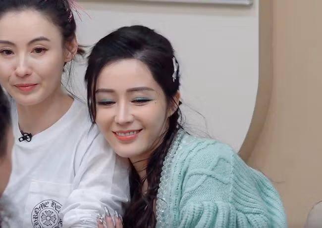 Phải nói rằng mũi của Thang Tinh Muội cũng khá đẹp và rất cao, nhưng lại có phần “ảo diệu”. Nếu đặt Thang Tinh Mị ngồi một mình, ai cũng cho rằng các đường nét trên khuôn mặt của người đẹp này rấy rất vượt trội. Nhưng khi nữ diễn viên trẻ ngồi cạnh Trương Bá Chi, khán giả cuối cùng cũng nhìn thấy được sự khác biệt giữa mặt tự nhiên và mặt phẫu thuật thẩm mỹ.