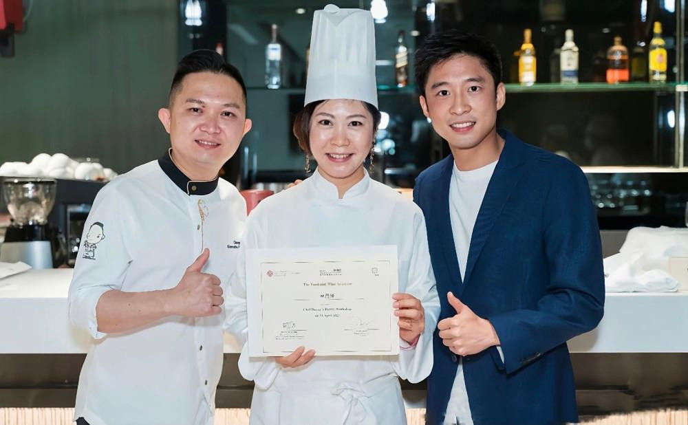 Trong ba người con trai do Chu Linh Linh (Zhu Lingling) sinh ra, nhị thiếu gia Hoắc Khải Sơn (ngoài cùng bên phải) có thể nói là người đẹp trai nhất trong ba anh em. Tuy nhiên, đến nay Hoắc Khải Sơn vẫn độc thân, ít có scandal tình ái trong giới và vẫn luôn chuyên tâm vào sự nghiệp, trở thành một &quot;chuẩn mực đặc biệt&quot; trong mắt của các cô gái. Sinh năm 1983, Hoắc Khải Sơn năm nay đã 38 tuổi và là một &quot;hảo hán vàng đơn thân&quot; thực thụ.