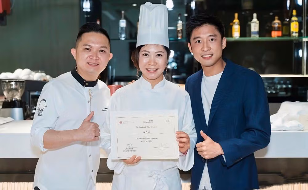 Trong ba người con trai do Chu Linh Linh (Zhu Lingling) sinh ra, nhị thiếu gia Hoắc Khải Sơn (ngoài cùng bên phải) có thể nói là người đẹp trai nhất trong ba anh em. Tuy nhiên, đến nay Hoắc Khải Sơn vẫn độc thân, ít có scandal tình ái trong giới và vẫn luôn chuyên tâm vào sự nghiệp, trở thành một "chuẩn mực đặc biệt" trong mắt của các cô gái. Sinh năm 1983, Hoắc Khải Sơn năm nay đã 38 tuổi và là một "hảo hán vàng đơn thân" thực thụ.