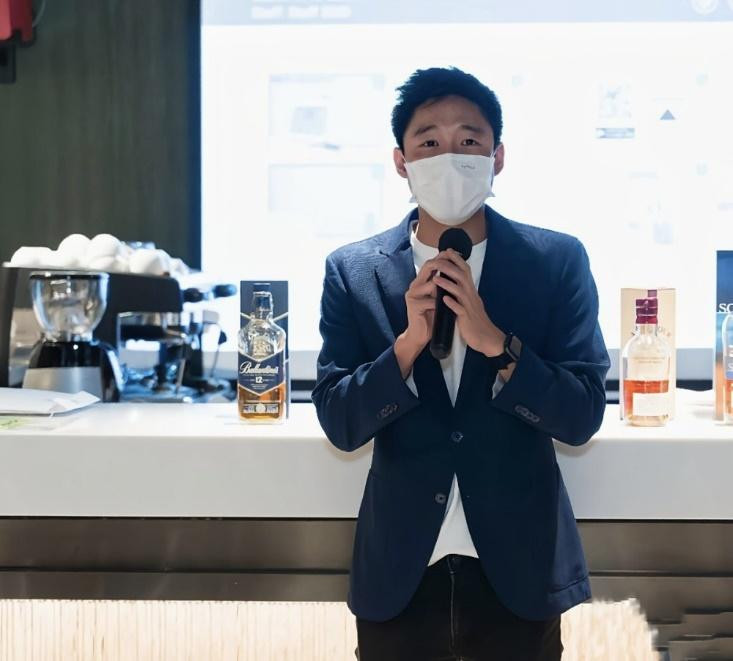 Hoắc Khải Sơn thường xuyên xuất hiện trong những bộ vest khoác ngoài mix với áo phông trắng bên trong, toát lên vẻ giản dị nhưng không hề thiếu đi nét thanh lịch của một người đàn ông trưởng thành. Dù đeo khẩu trang vẫn không làm mất đi nét quyến rũ, thu hút đặc biệt đối với phái nữ của Hoắc Khải Sơn.