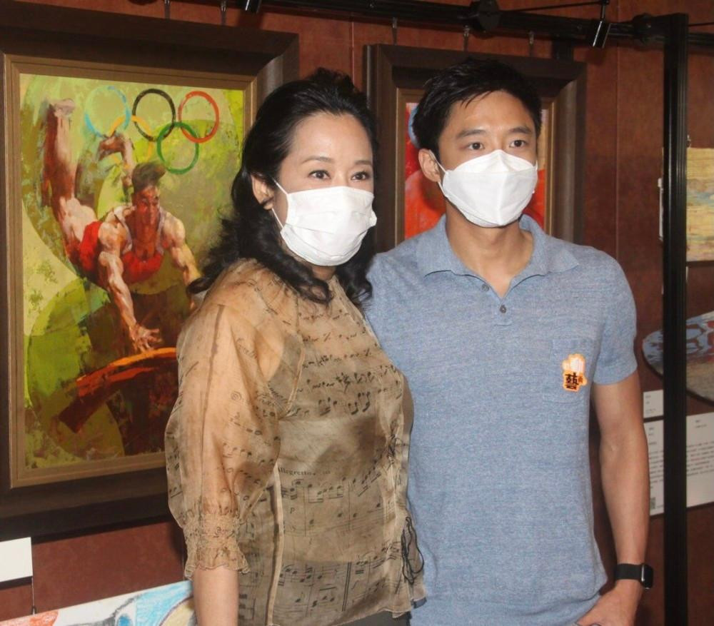 Hoắc Khải Sơn cũng là người giống mẹ nhất trong số ba anh em. Vị nhị thiếu gia này thừa hưởng những đường nét thanh tú của Chu Linh Linh và thường xuyên khiến khán giả trầm trồ về gen trội đó khi cả hai mẹ con cùng xuất hiện trong sự kiện.