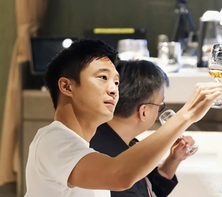 Dù đã gần 40 tuổi nhưng ở Hoắc Khải Sơn vẫn giữ được nét đàn ông mạnh mẽ, quyến rũ, thậm chí nét trẻ trung dường như so với tuổi 20 không thay đổi, chỉ có khí chất là tăng theo thời gian.