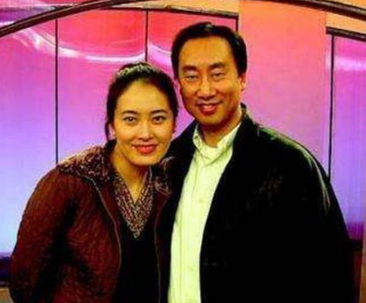 Người ta tin rằng, có lẽ vì tức giận, Giả Ni đã quyết định gắn bó cuộc đời với người anh em tốt của tình cũ là Tạ Hiểu Tân. Người ta tin rằng, có lẽ vì tức giận, Giả Ni đã quyết định gắn bó cuộc đời với người anh em tốt của tình cũ là Tạ Hiểu Tân.