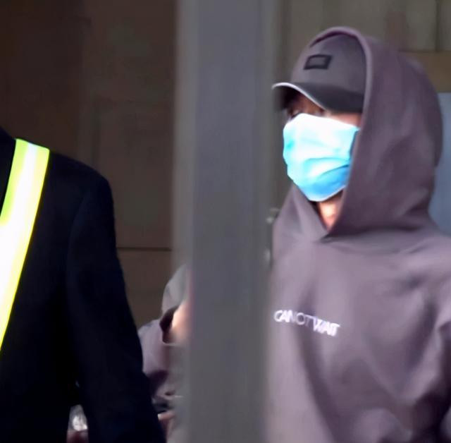 Tạ Đình Phong lúc rời đi cũng xuất hiện một mình Tạ Đình Phong lúc rời đi cũng xuất hiện một mình