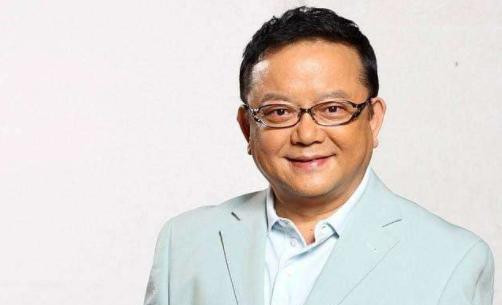 Người đầu tiên được nhắc tới chắc chắn là Hòa Thân Vương Cang rồi. Mặc dù Vương Cang nổi tiếng từ vai diễn tham quan Hòa Thân dưới thời nhà Thanh, một vai diễn không quá lớn, nhưng khán giả đã từng kinh ngạc khi biết về cuộc sống xa hoa của nam diễn viên này. Trong một lần quay chương trình giải trí, Vương Cang đã tiết lộ một góc nhỏ trong Tứ hợp viện của mình. Người đầu tiên được nhắc tới chắc chắn là Hòa Thân Vương Cang rồi. Mặc dù Vương Cang nổi tiếng từ vai diễn tham quan Hòa Thân dưới thời nhà Thanh, một vai diễn không quá lớn, nhưng khán giả đã từng kinh ngạc khi biết về cuộc sống xa hoa của nam diễn viên này. Trong một lần quay chương trình giải trí, Vương Cang đã tiết lộ một góc nhỏ trong Tứ hợp viện của mình.