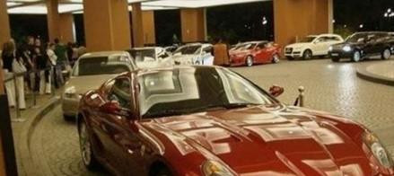 Chính vì sống trong điều kiện quá tốt từ bé nên Trịnh Lục Tam không có khái niệm gì về tiền bạc. Nếu muốn một món đồ gì, ông chỉ việc nói với cha mẹ mà không hề biết giá trị của món đồ đó, cũng không hiểu được rằng muốn có được món đồ đó phải đánh đổi lại cái gì.