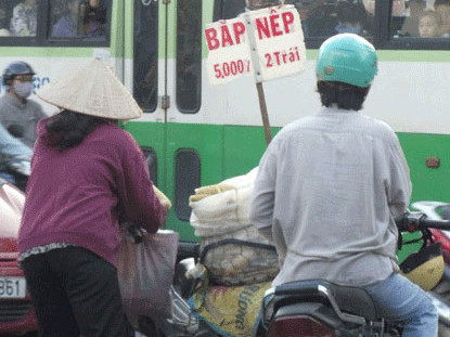 Bắp luộc bán dạo ở TP.HCM