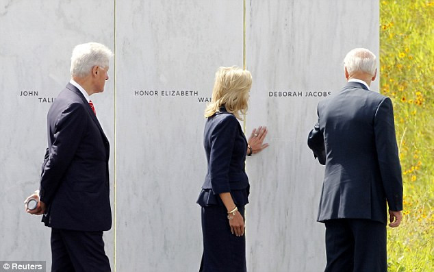 Vợ chồng Phó Tổng thống Mỹ Joe Biden cùng cựu Tổng thống Mỹ Bill Clinton chạm tay lên bức tường khắc tên các nạn nhân của chuyến bay 93 tại Shanksville