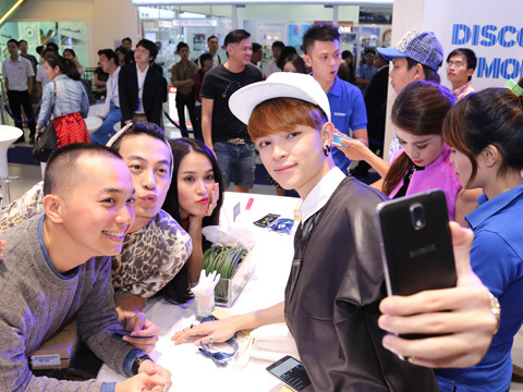 Stylist Kelbin tỏ ra rất hợp với Galaxy Note III